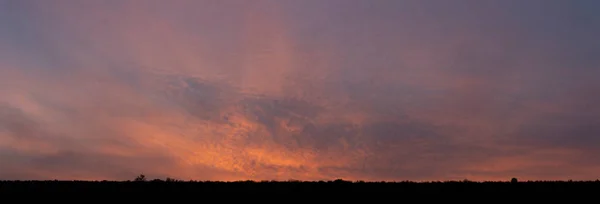 Der Abendsonnenuntergang Panorama Lila Wolken Tragischer Düsterer Himmel — Stockfoto