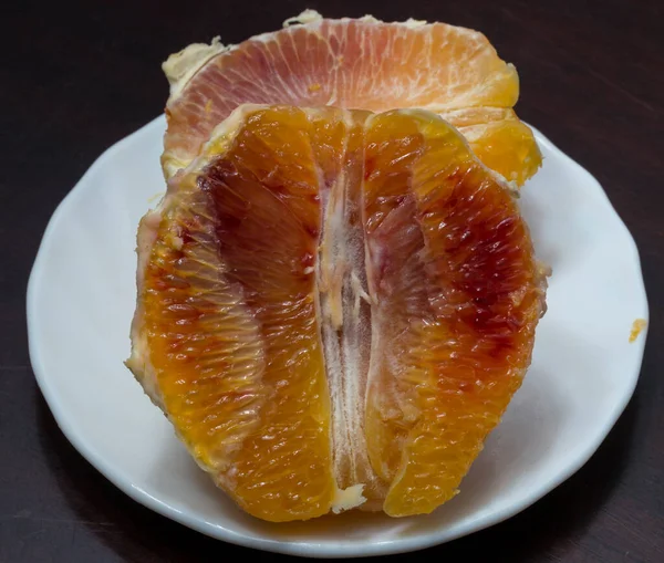 Prato Com Laranjas Descascadas Fatiadas Frutas Frescas Com Sangue — Fotografia de Stock