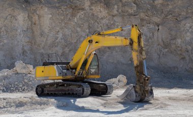 Sarı kazıcı. Toprağı kazmak ve atmak için kazma makinesi. Taş ocağında çalış..