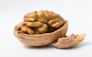 Cevizler yuvarlaktır, ceviz ağacının tek tohumlu taş meyveleri. Ceviz kırıyorum..