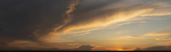 Leaden Stormmolnen Täckte Solnedgången Cumuliform Molnlandskap Blå Himmel Tragisk Dyster — Stockfoto
