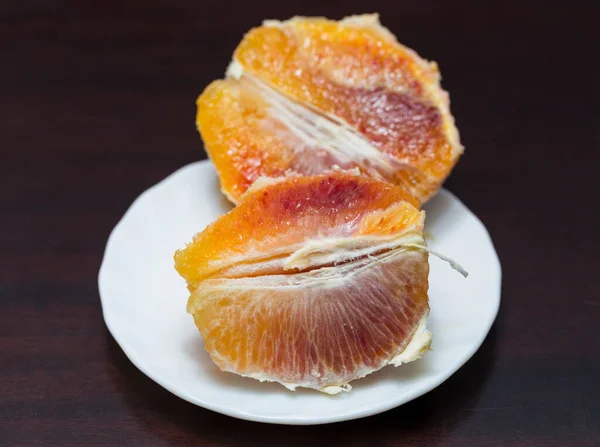 Prato Com Laranjas Descascadas Fatiadas Frutas Frescas Com Sangue — Fotografia de Stock