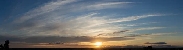 피비린내나는 파노라마 비극적 먹구름 위에서 태양의 마지막 — 스톡 사진