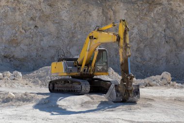 Sarı kazıcı. Toprağı kazmak ve atmak için kazma makinesi. Taş ocağında çalış..