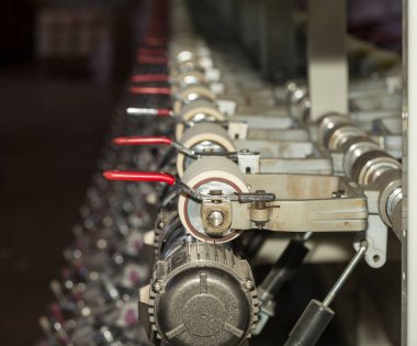 Eski bir tekstil fabrikası. Tekstil üretimi. Tekstil işleme makinelerinin işi.