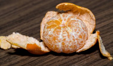 Mandalinadaki kabuğu çıkarıyorum. Turunçgilleri temizliyorum..