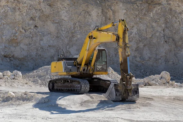 Sarı kazıcı. Toprağı kazmak ve atmak için kazma makinesi. Taş ocağında çalış..