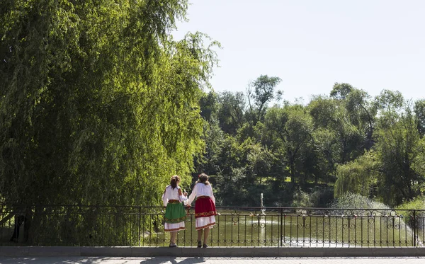 Ulusal Bulgar kostümleriyle poz veren iki kızın güzel bir fotoğrafı..