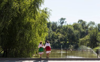 Ulusal Bulgar kostümleriyle poz veren iki kızın güzel bir fotoğrafı..