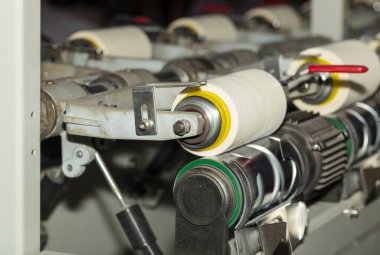 Eski bir tekstil fabrikası. Tekstil üretimi. Tekstil işleme makinelerinin işi.