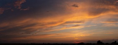 Leaden, fırtına bulutları günbatımını kapladı. Mavi gökyüzünde kümüliform bulutları. Trajik kasvetli gökyüzü.