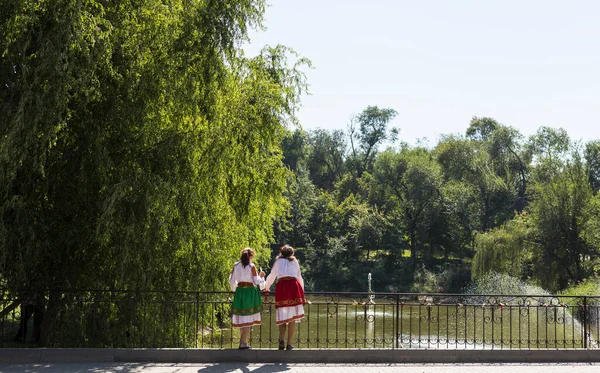 Ulusal Bulgar kostümleriyle poz veren iki kızın güzel bir fotoğrafı..