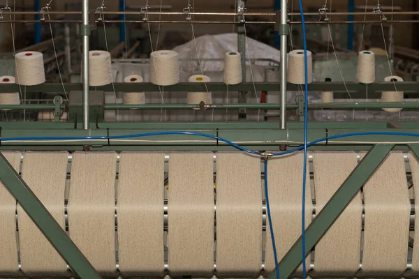 Eski bir tekstil fabrikası. Tekstil üretimi. Tekstil işleme makinelerinin işi.