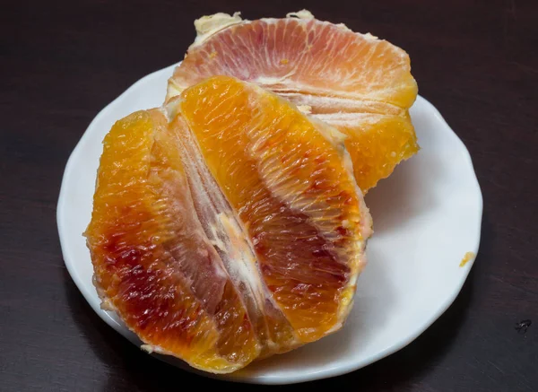 Prato Com Laranjas Descascadas Fatiadas Frutas Frescas Com Sangue — Fotografia de Stock