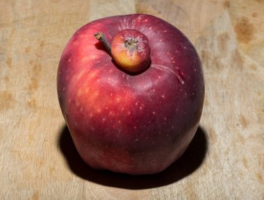 Kırmızı Lezzetli elma. Siyam ikizi, yapışık, asalak, koca elmalı ucube..