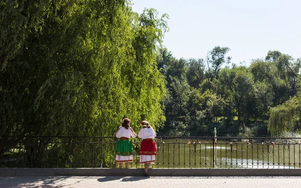 Ulusal Bulgar kostümleriyle poz veren iki kızın güzel bir fotoğrafı..