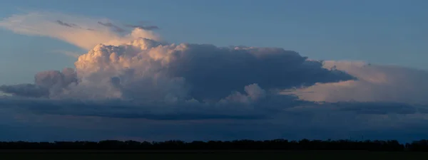 暴风雨的云彩覆盖了整个风景 凄惨阴郁的天空 日落时的风景 太阳被遮住了 — 图库照片