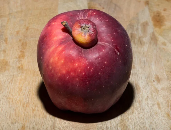 Kırmızı Lezzetli elma. Siyam ikizi, yapışık, asalak, koca elmalı ucube..