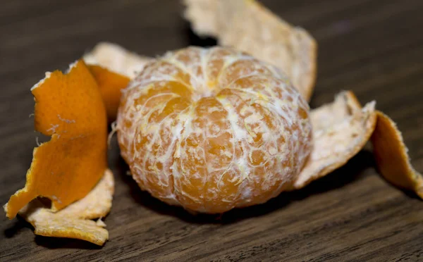 Bort Skalet Från Mandarinen Rengöring Citrusfrukter Stockbild