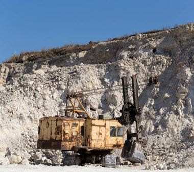 Sarı kazıcı. Toprağı kazmak ve atmak için kazma makinesi. Taş ocağında çalış..