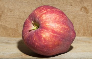 Kırmızı Lezzetli elma. Ahşap bir masada lezzetli meyveler.