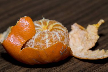 Mandalinadaki kabuğu çıkarıyorum. Turunçgilleri temizliyorum..