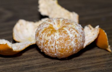 Mandalinadaki kabuğu çıkarıyorum. Turunçgilleri temizliyorum..