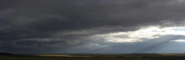 Пейзаж Закате Деревне Приближается Гроза Трагическое Мрачное Небо Панорама — стоковое фото