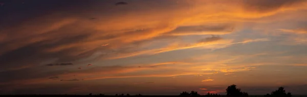 夕阳西下 暴风雨的云彩笼罩了日落 蓝天上的积雨云 凄惨阴郁的天空 — 图库照片