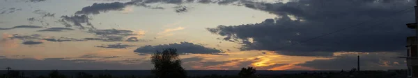 日落时的风景 凄惨阴郁的天空 Budjak草原上的村庄全景 深红的暮色 — 图库照片