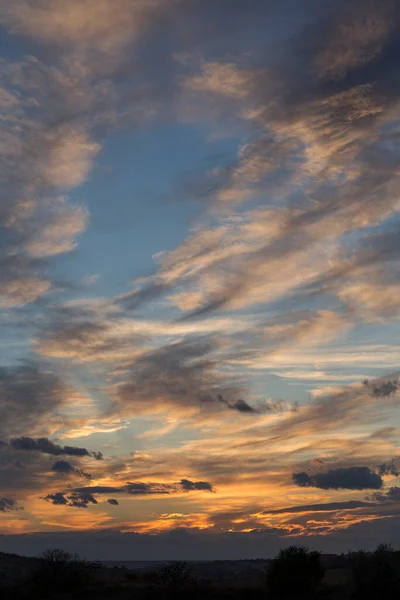 Kanlı Gün Batımı Manzarası Panorama Trajik Kasvetli Gökyüzü Siren Bulutlarının — Stok fotoğraf