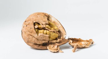 Cevizler yuvarlaktır, ceviz ağacının tek tohumlu taş meyveleri. Ceviz kırıyorum..