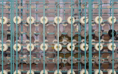 Eski bir tekstil fabrikası. Tekstil üretimi. Tekstil işleme makinelerinin işi.