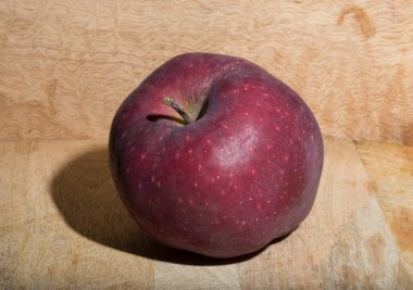 Kırmızı Lezzetli elma. Ahşap bir masada lezzetli meyveler.