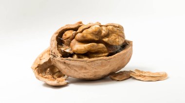 Cevizler yuvarlaktır, ceviz ağacının tek tohumlu taş meyveleri. Ceviz kırıyorum..