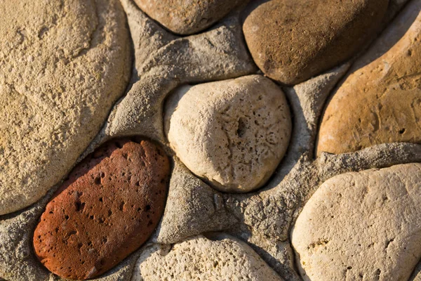 光と暗い小石の床のパターン 天然素材のモダンモザイク — ストック写真
