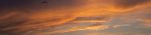 Leaden Stormmolnen Täckte Solnedgången Cumuliform Molnlandskap Blå Himmel Tragisk Dyster — Stockfoto