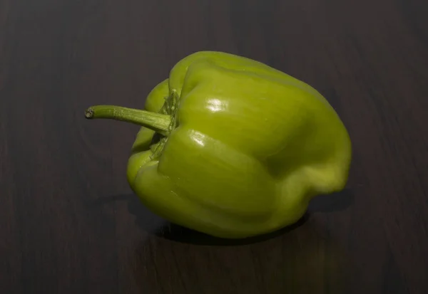 ピーマン とうがらし Green Bell Pepper Capsicum カプシウム属のグロサム品種群の植物の果実である — ストック写真