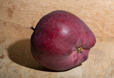 Kırmızı Lezzetli elma. Ahşap bir masada lezzetli meyveler.