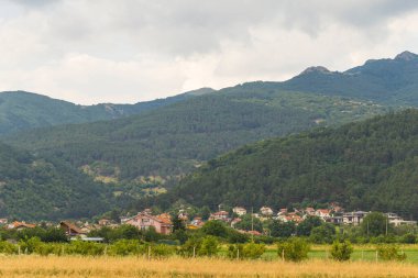 Thunderhead Balkanlar'ı kapsıyor. Sağanak, tarım arazileri yaklaşıyor. Bulgaristan'ın köyleri, tarlaları ve ormanları yağmurdan önce. Güney Avrupa'daki arazi. Panorama.