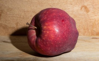 Kırmızı Lezzetli elma. Ahşap bir masada lezzetli meyveler.