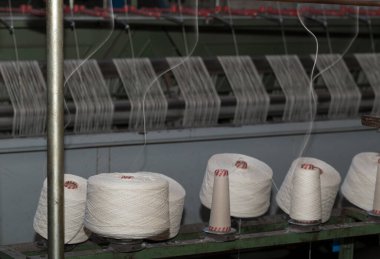 Eski bir tekstil fabrikası. Tekstil üretimi. Tekstil işleme makinelerinin işi.