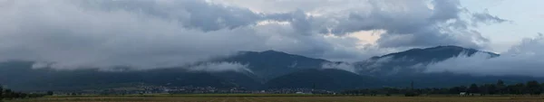 Thunderhead Obejmuje Bałkany Downpour Zbliża Gruntów Rolnych Wioski Pola Lasy — Zdjęcie stockowe