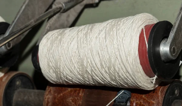 Eski Bir Tekstil Fabrikası Tekstil Üretimi Tekstil Işleme Makinelerinin Işi — Stok fotoğraf