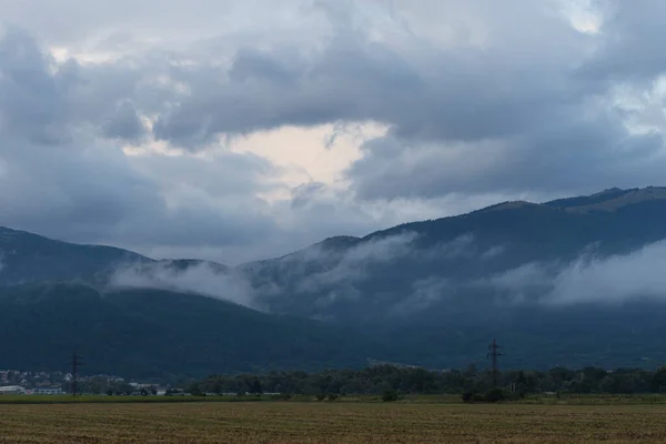 Thunderhead Copre Balcani Acquazzone Avvicina Terreni Agricoli Villaggi Campi Foreste — Foto Stock