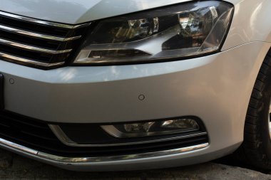 Solcu ön tekerlek ve far. Rus arabaların kopyaları. Beyaz arabada halojen aydınlatma.