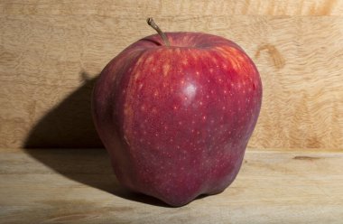 Kırmızı Lezzetli elma. Ahşap bir masada lezzetli meyveler.