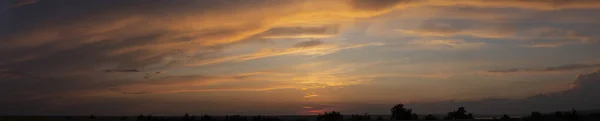 Bleierne Gewitterwolken Verhüllten Den Sonnenuntergang Kumuliforme Wolkenlandschaft Blauen Himmel Tragischer — Stockfoto