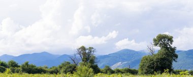 Thunderhead Balkanlar'ı kapsıyor. Sağanak, tarım arazileri yaklaşıyor. Bulgaristan'ın köyleri, tarlaları ve ormanları yağmurdan önce. Güney Avrupa'daki arazi. Panorama.