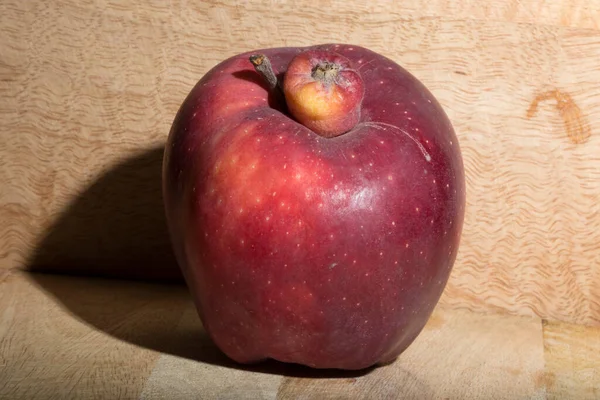 Kırmızı Lezzetli elma. Siyam ikizi, yapışık, asalak, koca elmalı ucube..